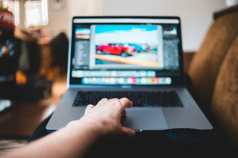 Przeglądanie ogłoszeń samochodowych na laptopie.